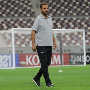 هواداران اجازه ندهند افرادی خارج از باشگاه تراکتور را به حاشیه بکشانند